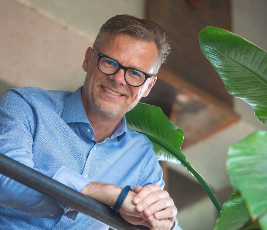 Jeroen Lampe op het balkon